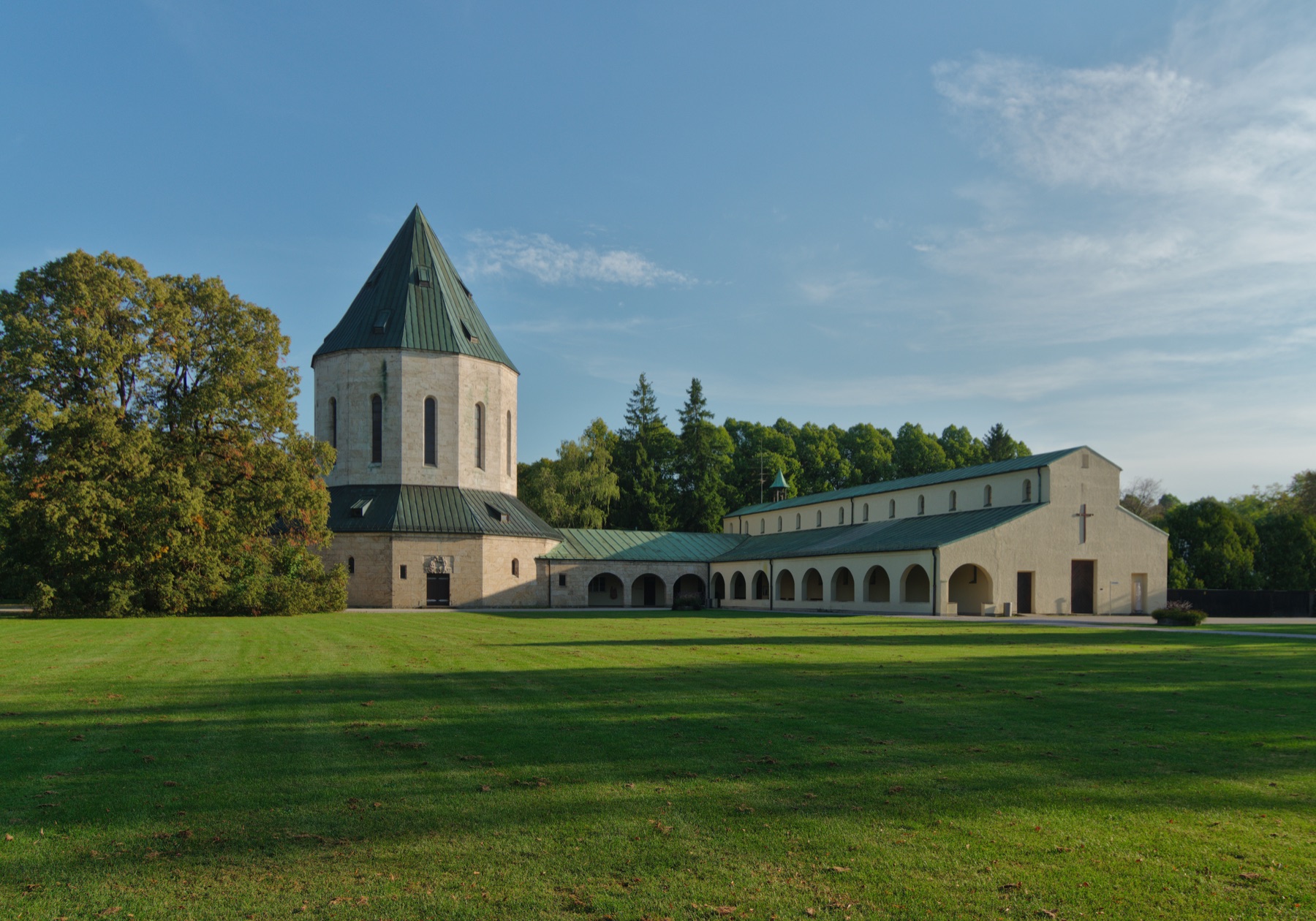 Funeral hall at Perlacher Forst Cemetery seen from the north