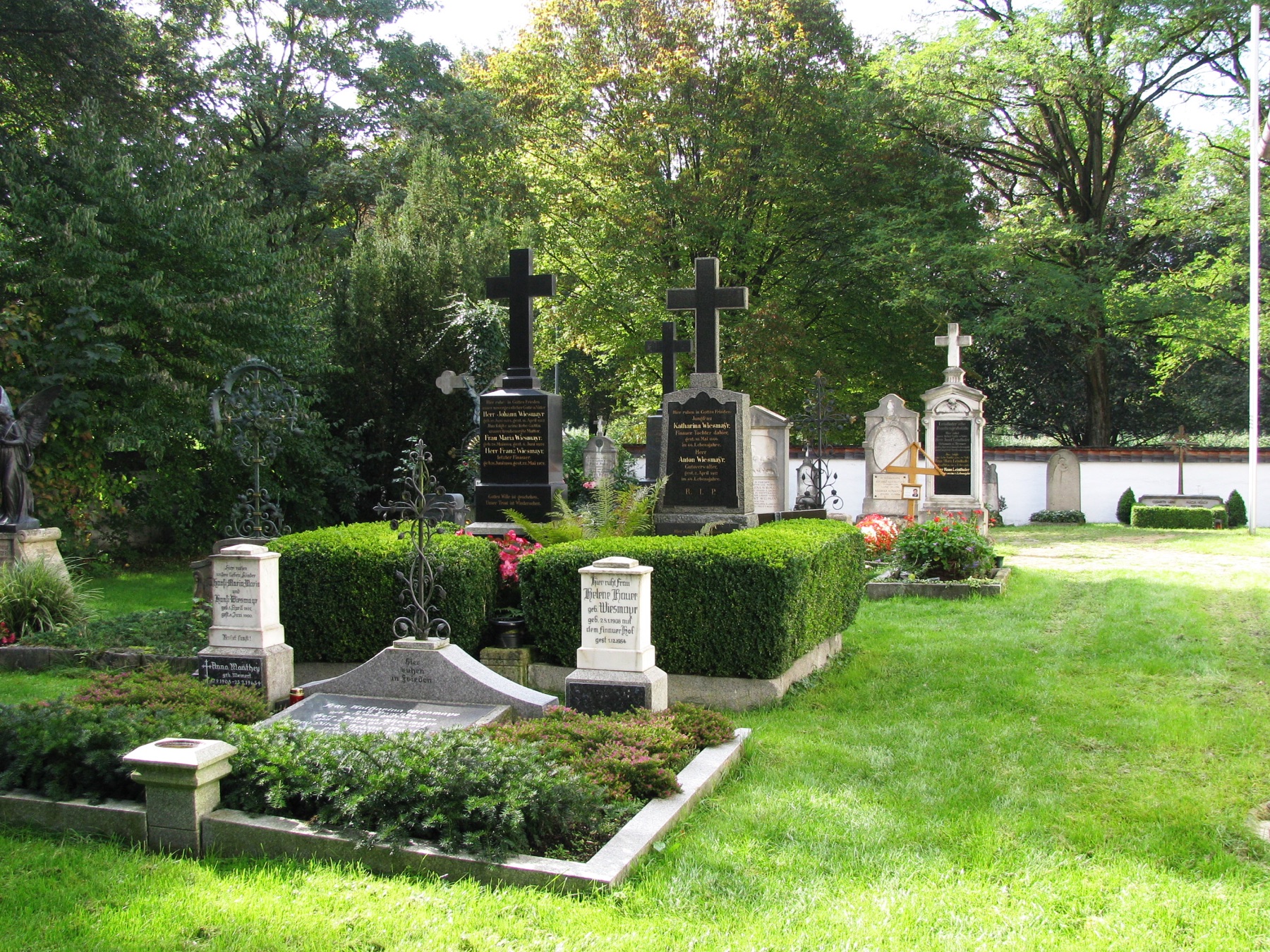 Churchyard at Holy Cross Fröttmaning with graves and surrounding wall