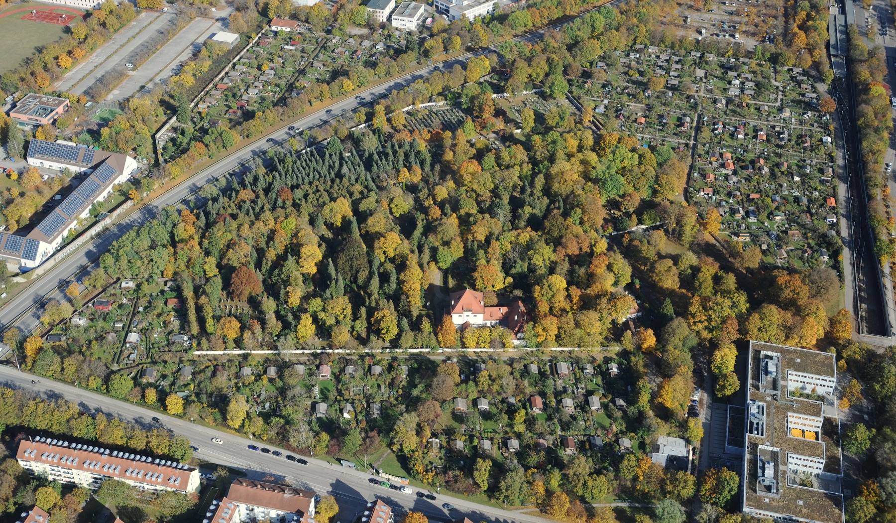 Aerial view of Munich’s New Jewish Cemetery from the south